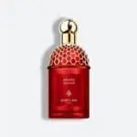 زجاجة عطر حمراء بغطاء ذهبي وزخرفة خلية نحل تحمل اسم AMBRE SAMAR من جيرلان