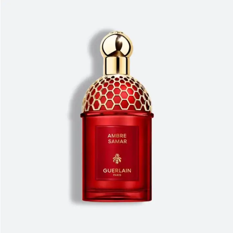 زجاجة عطر حمراء بغطاء ذهبي وزخرفة خلية نحل تحمل اسم AMBRE SAMAR من جيرلان
