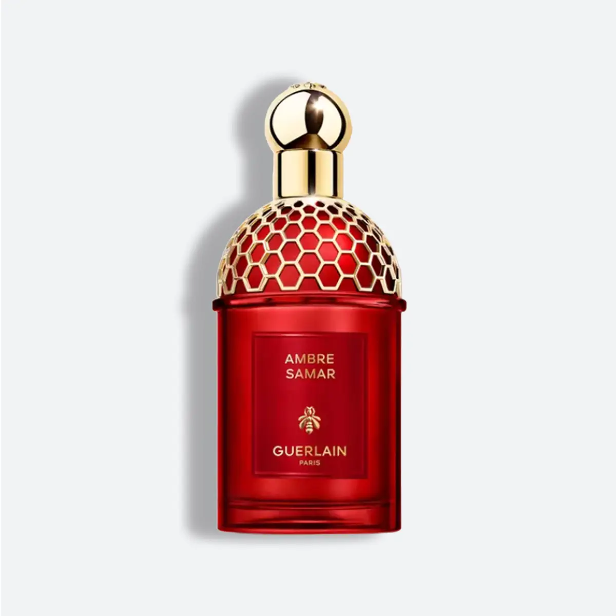 زجاجة عطر حمراء بغطاء ذهبي وزخرفة خلية نحل تحمل اسم AMBRE SAMAR من جيرلان