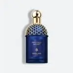 زجاجة عطر "Patchouli Ardent" من جيرلان بلون أزرق داكن وغطاء ذهبي بتصميم خلية النحل