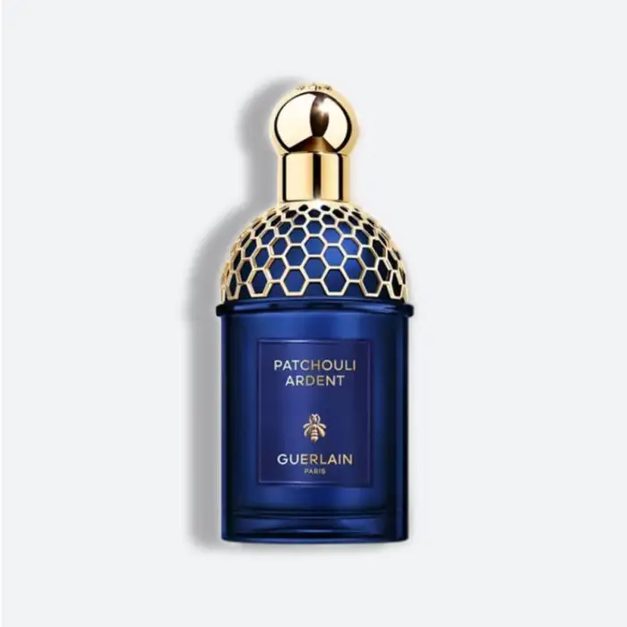 زجاجة عطر "Patchouli Ardent" من جيرلان بلون أزرق داكن وغطاء ذهبي بتصميم خلية النحل