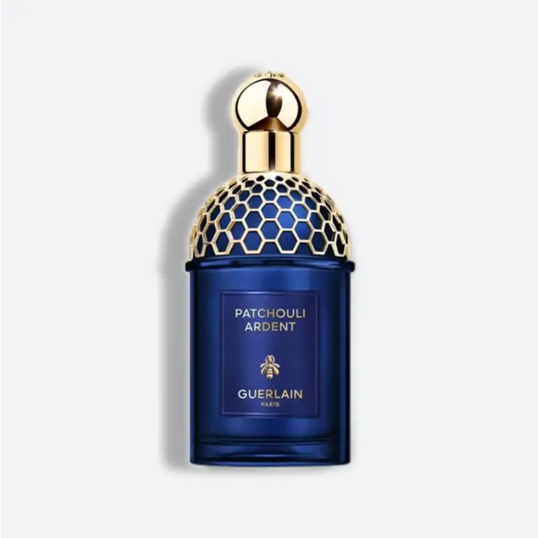 زجاجة عطر "Patchouli Ardent" من جيرلان بلون أزرق داكن وغطاء ذهبي بتصميم خلية النحل